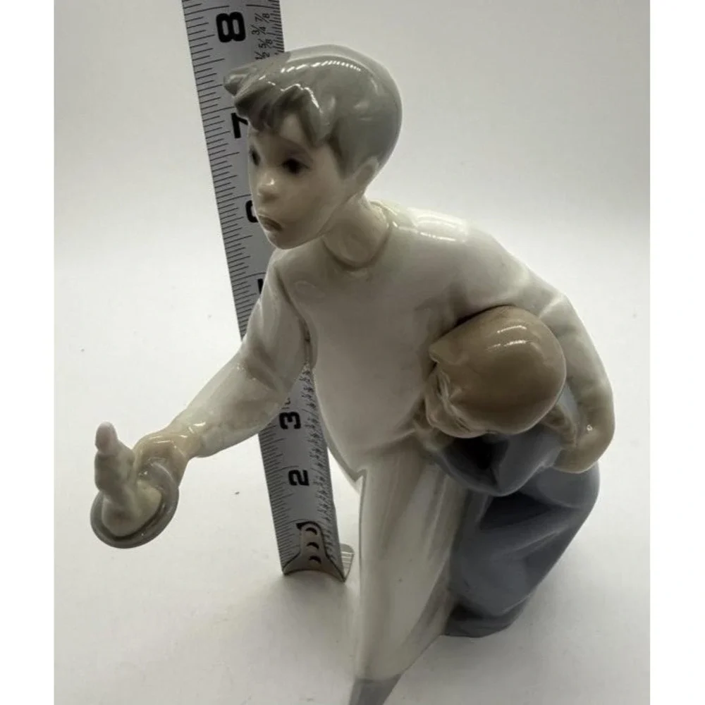 N/A porcelain figurine